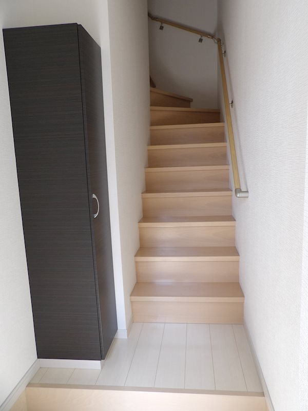 内階段で２階にお上がり下さい。