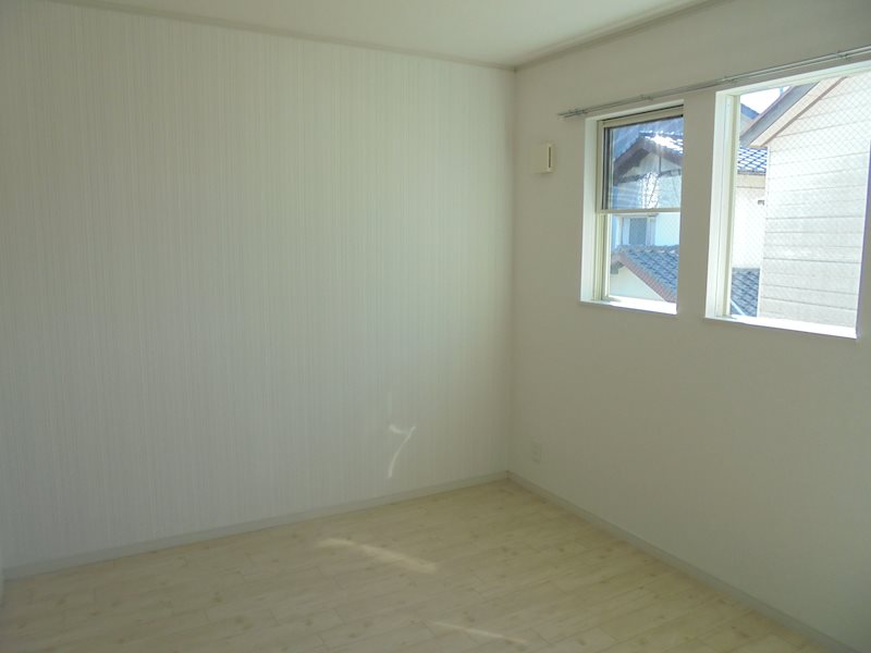 2階1LDKの洋室。リビングと独立タイプ。