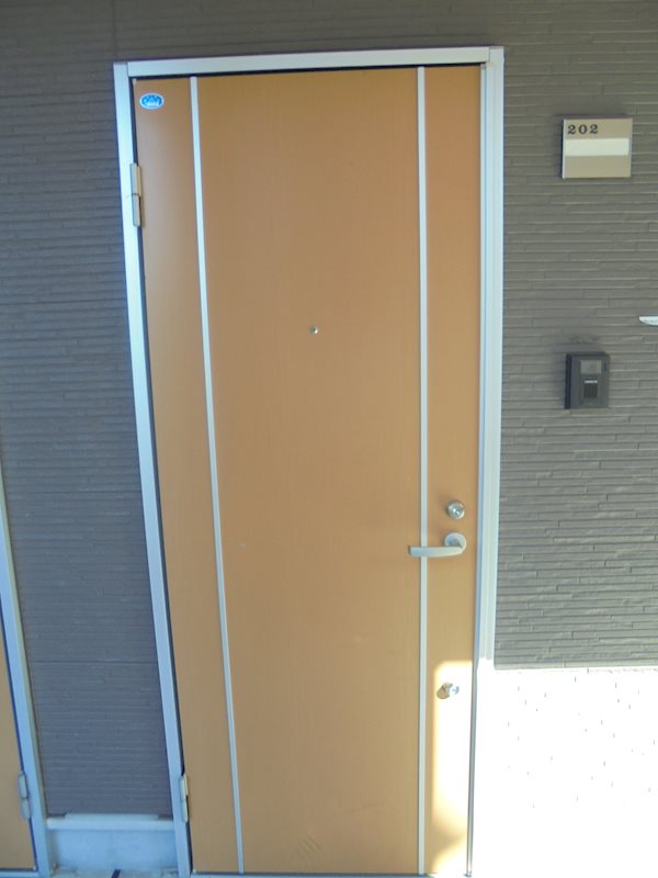 ダブルロックの玄関ドア。