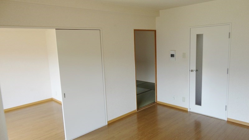 洋室の扉を開けると開放感がアップ！