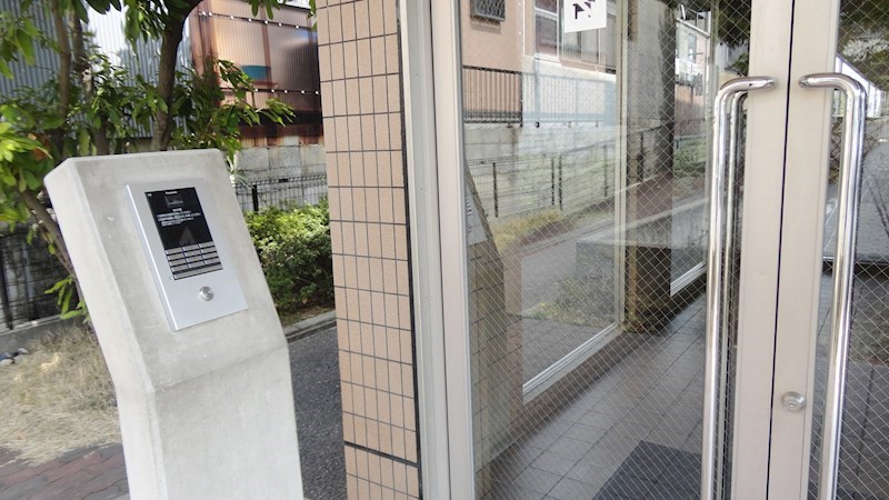 スタイリッシュなカメラ付きオートロック。