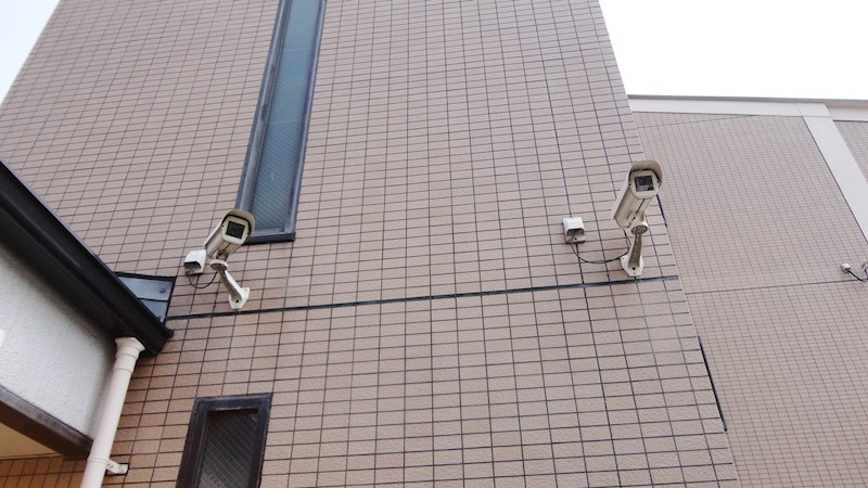 2台のカメラが不審者を見張っています。