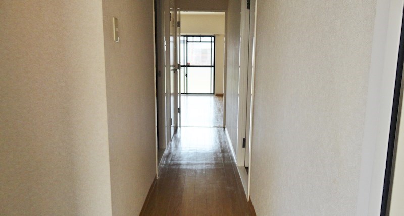 玄関を開けると南面の窓からの日差しで明るい印象を受けます。