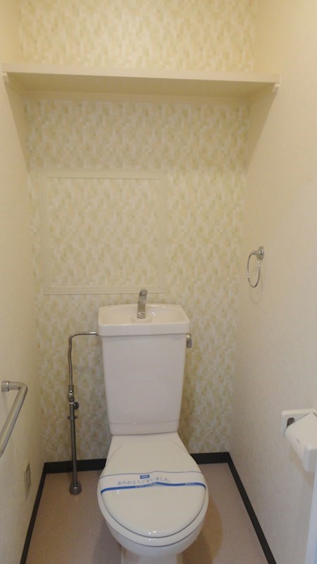 アクセントクロスで明るいトイレ☆