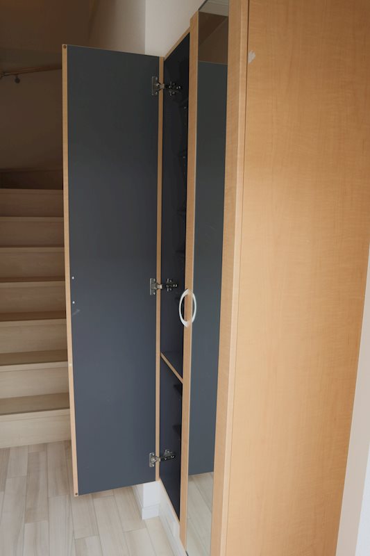 鏡付のシューズボックスです。