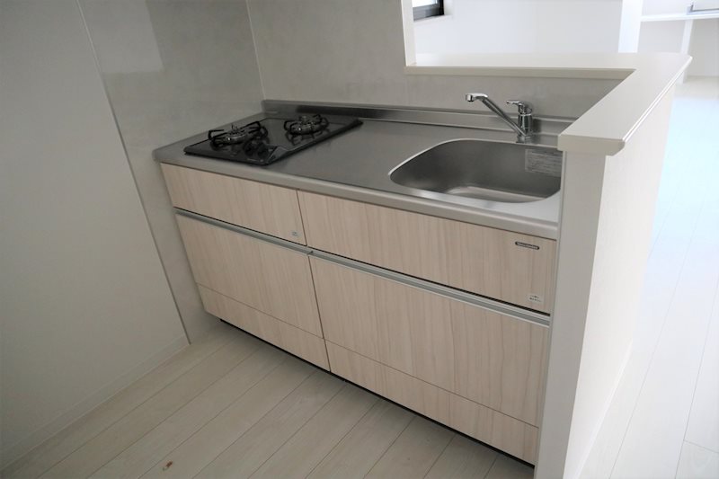 3口ガスコンロ・グリル付のキッチン。