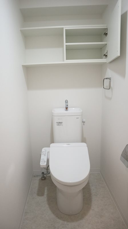 温水洗浄便座付のトイレ。