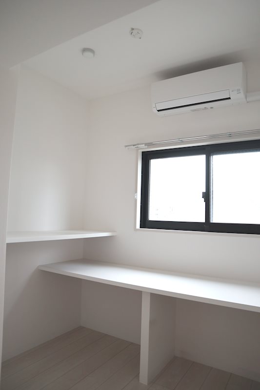 リビングには書斎棚として使えるテーブル装備。