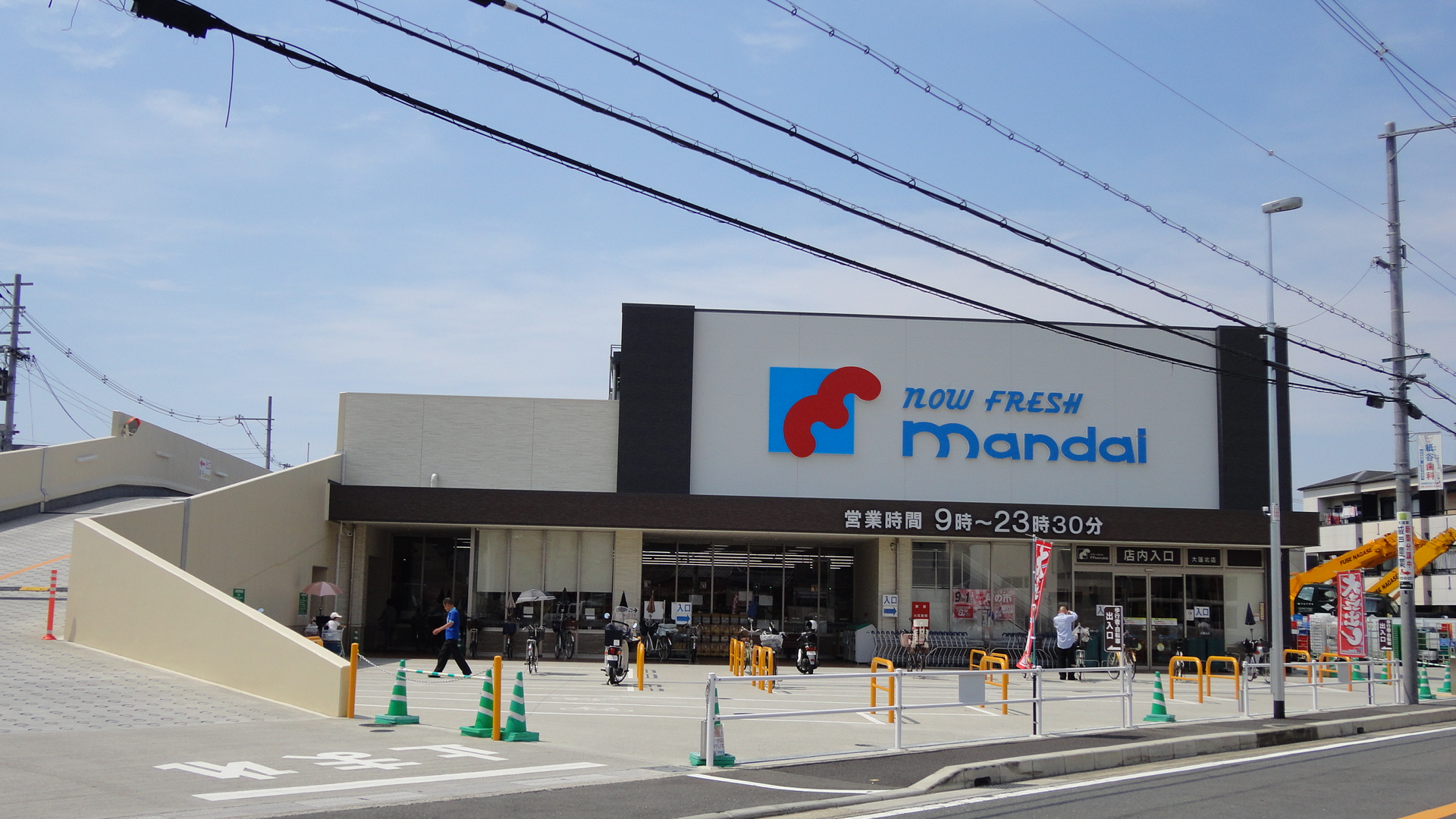 スーパー：万代大蓮北店　379m