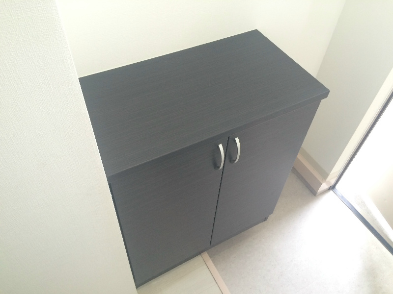 くつ箱も黒でお洒落です。