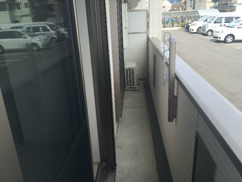 南東向きのバルコニーの為、とても明るいです。