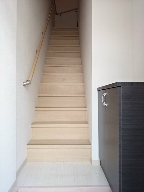 玄関にはシューズボックスがあります。階段を上って各お部屋へ