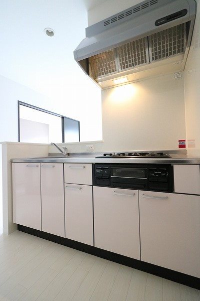 3口ガスコンログリル付のシステムキッチンです。