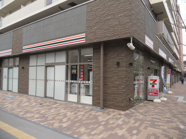 コンビ二：ｾﾌﾞﾝｲﾚﾌﾞﾝ 三田駅南店　303m
