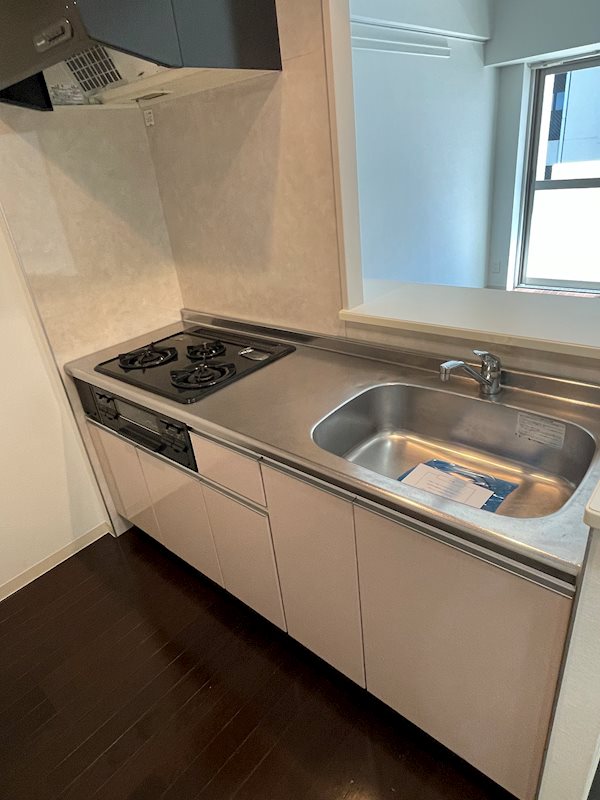 3口システムキッチン　引き出し収納豊富です。