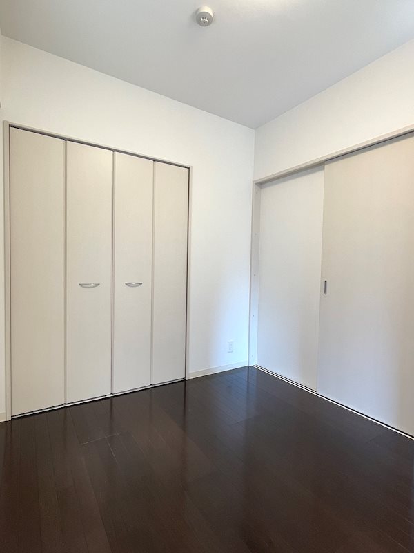 南西向き　洋室5.7帖/落ちついた雰囲気のベッドルームです。