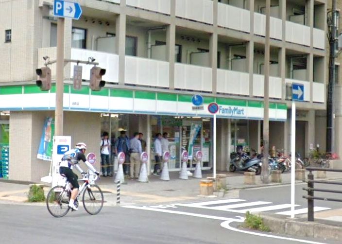 コンビ二：ﾌｧﾐﾘｰﾏｰﾄ 出町店　349m