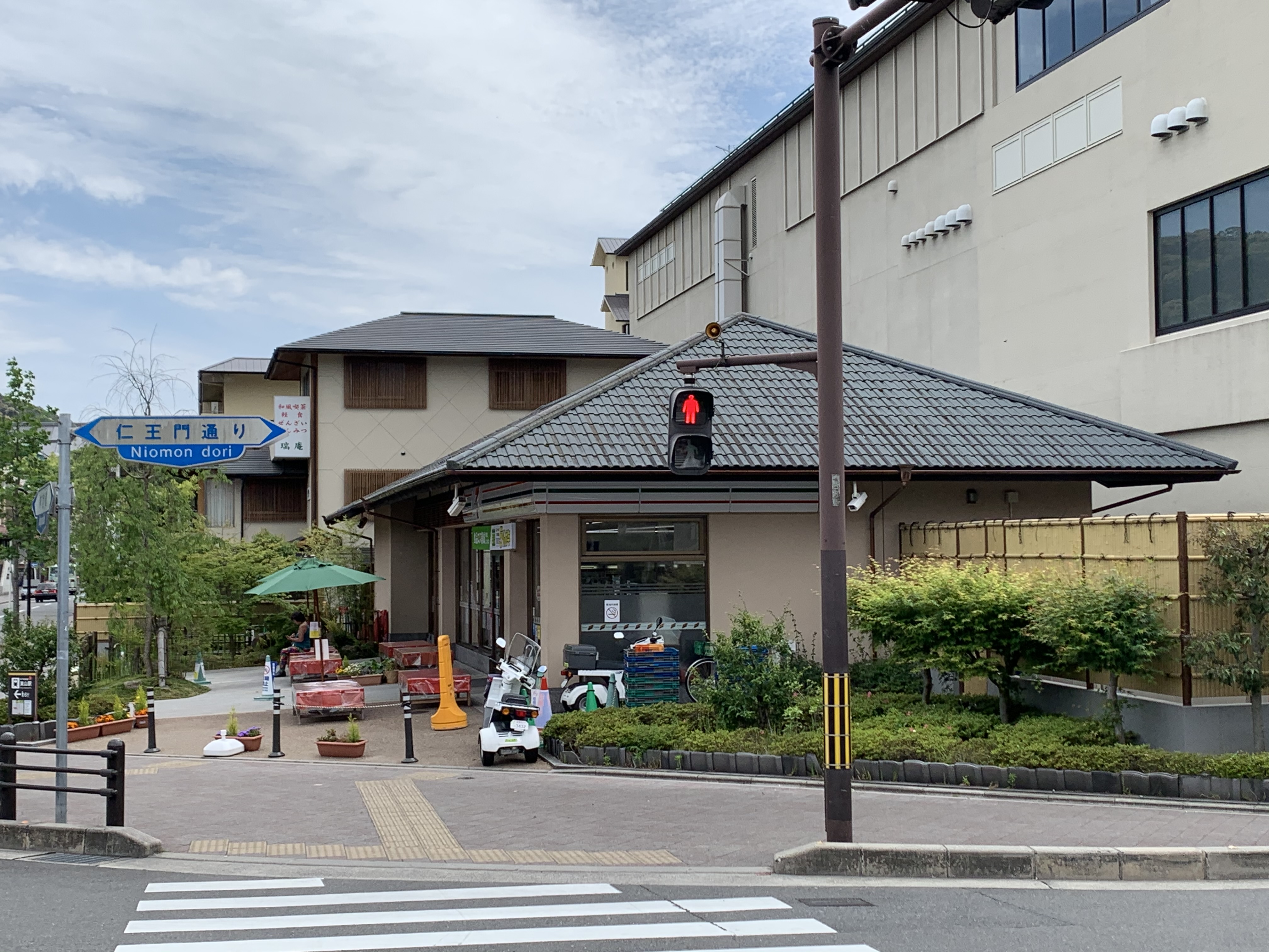 コンビ二：ｾﾌﾞﾝｲﾚﾌﾞﾝ 京都平安神宮前店　664m