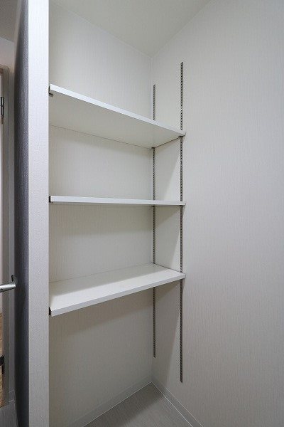 洗面所可動式棚。タオルや洗剤が適材適所に収納できます。