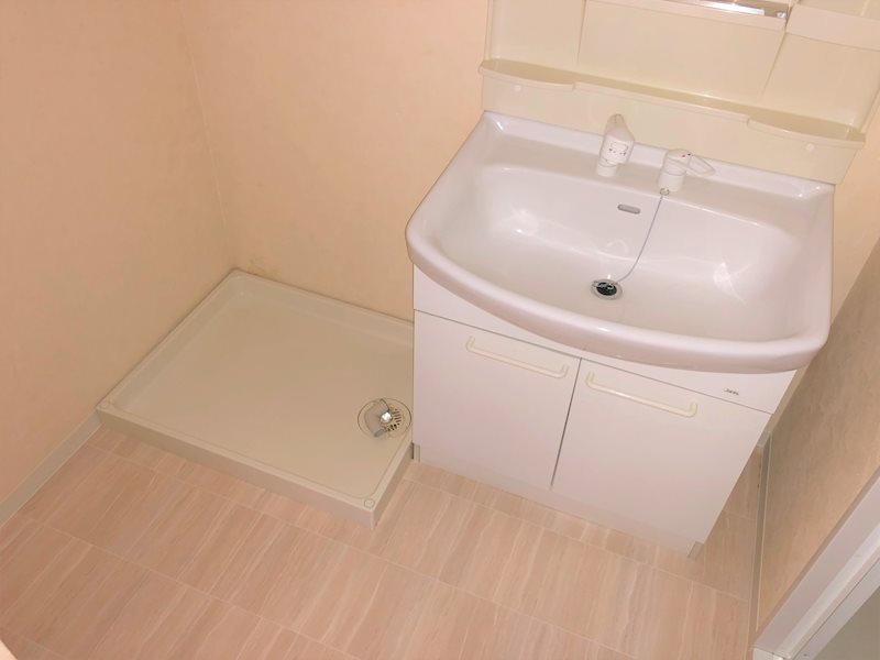 シャワー付洗面化粧台・洗濯機パンです。