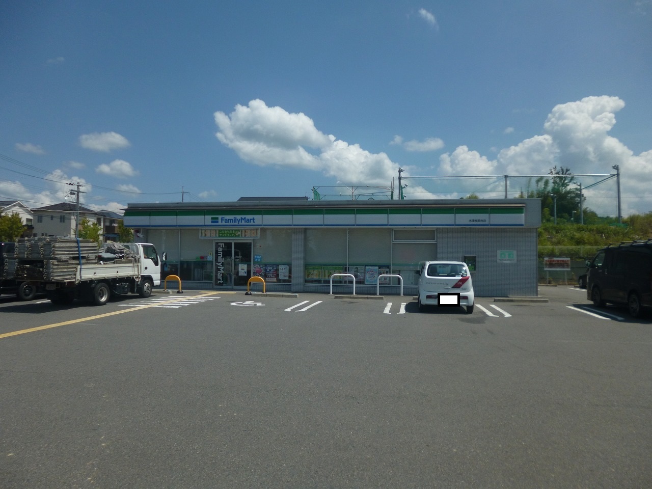 コンビ二：ﾌｧﾐﾘｰﾏｰﾄ 木津梅美台店　2061m