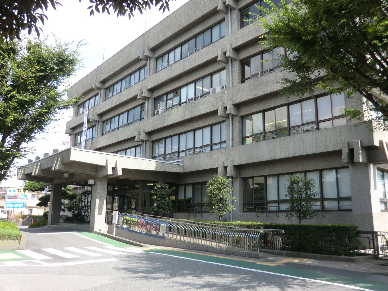 役所：蕨市役所　618m　近隣