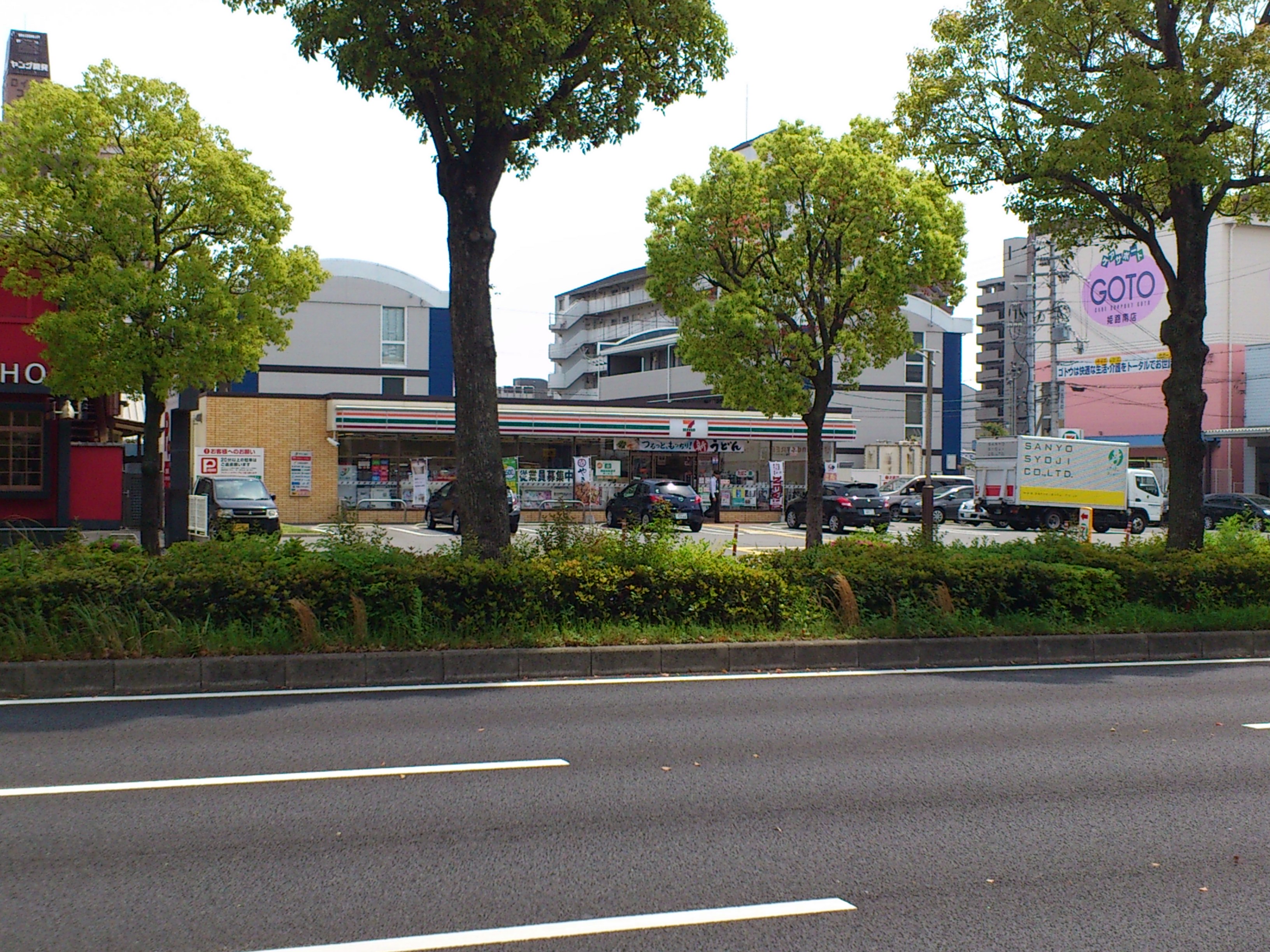 コンビ二：セブンイレブン姫路佃町店　104m