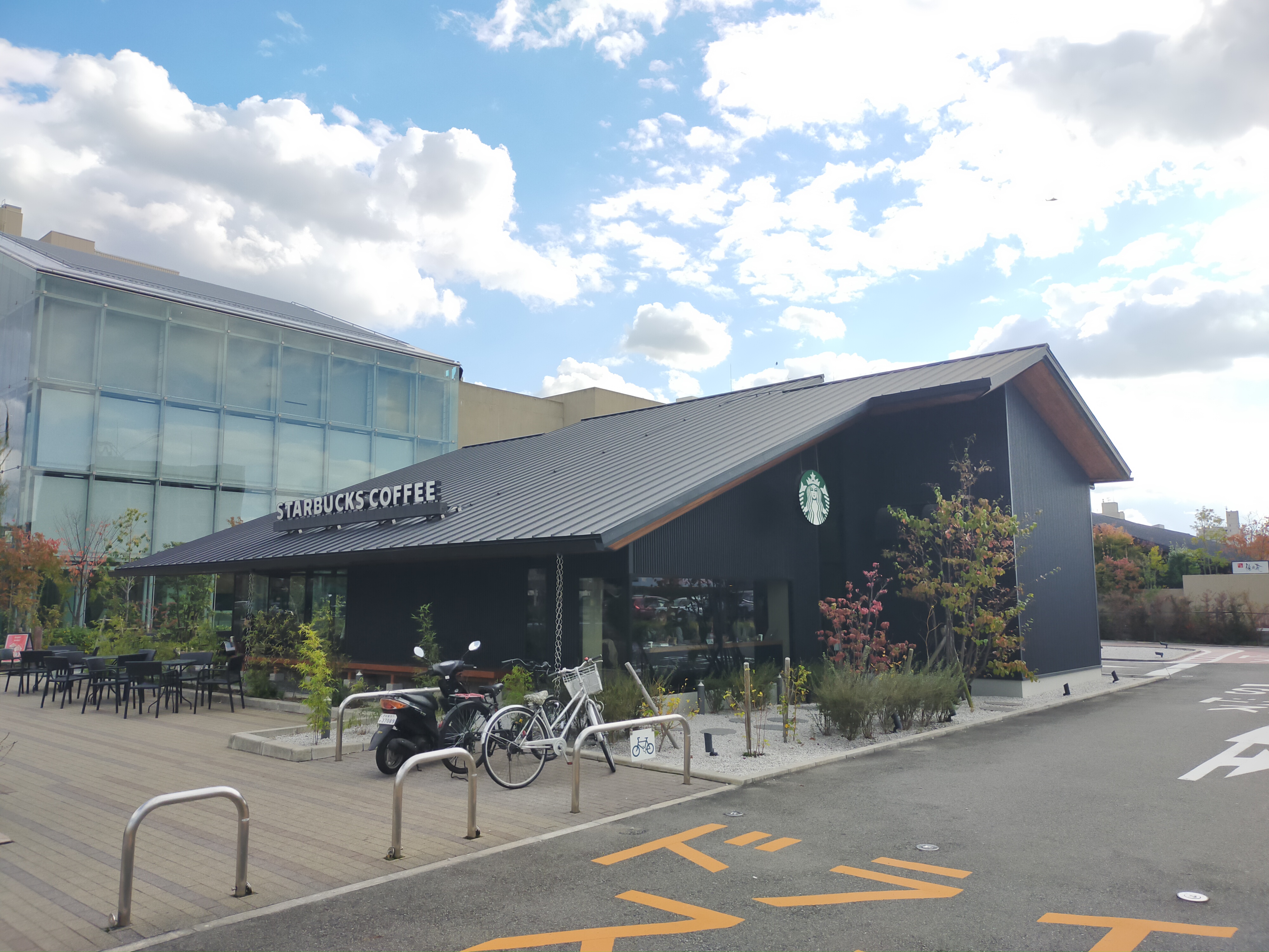 レストラン：ｽﾀｰﾊﾞｯｸｽｺｰﾋｰ 堺ﾌｪﾆｯｸｽ通り 利晶の杜店　281m