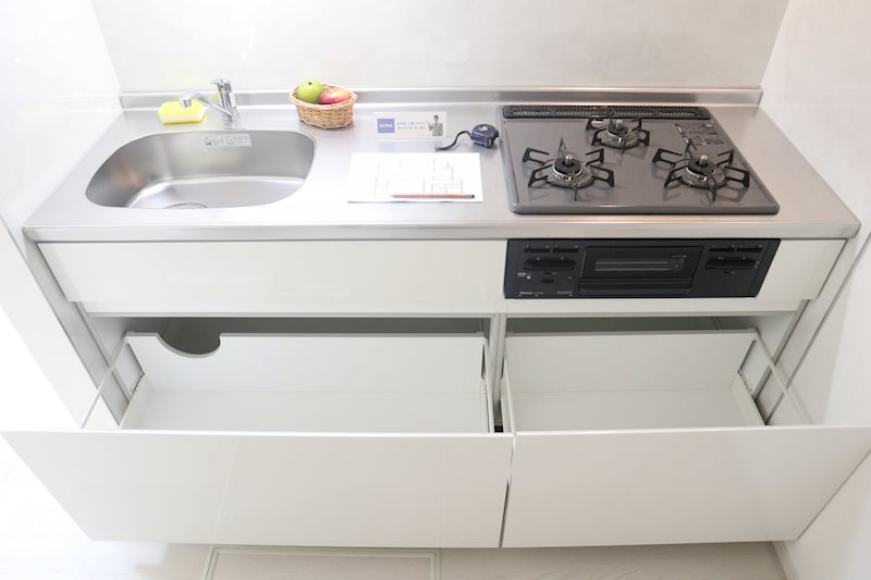 キッチンには大きな収納引き出しがあります。