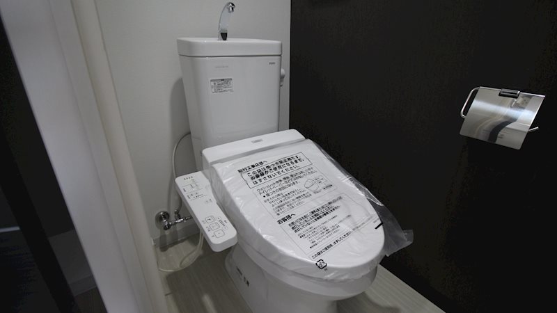 上部に収納棚有、温水洗浄便座