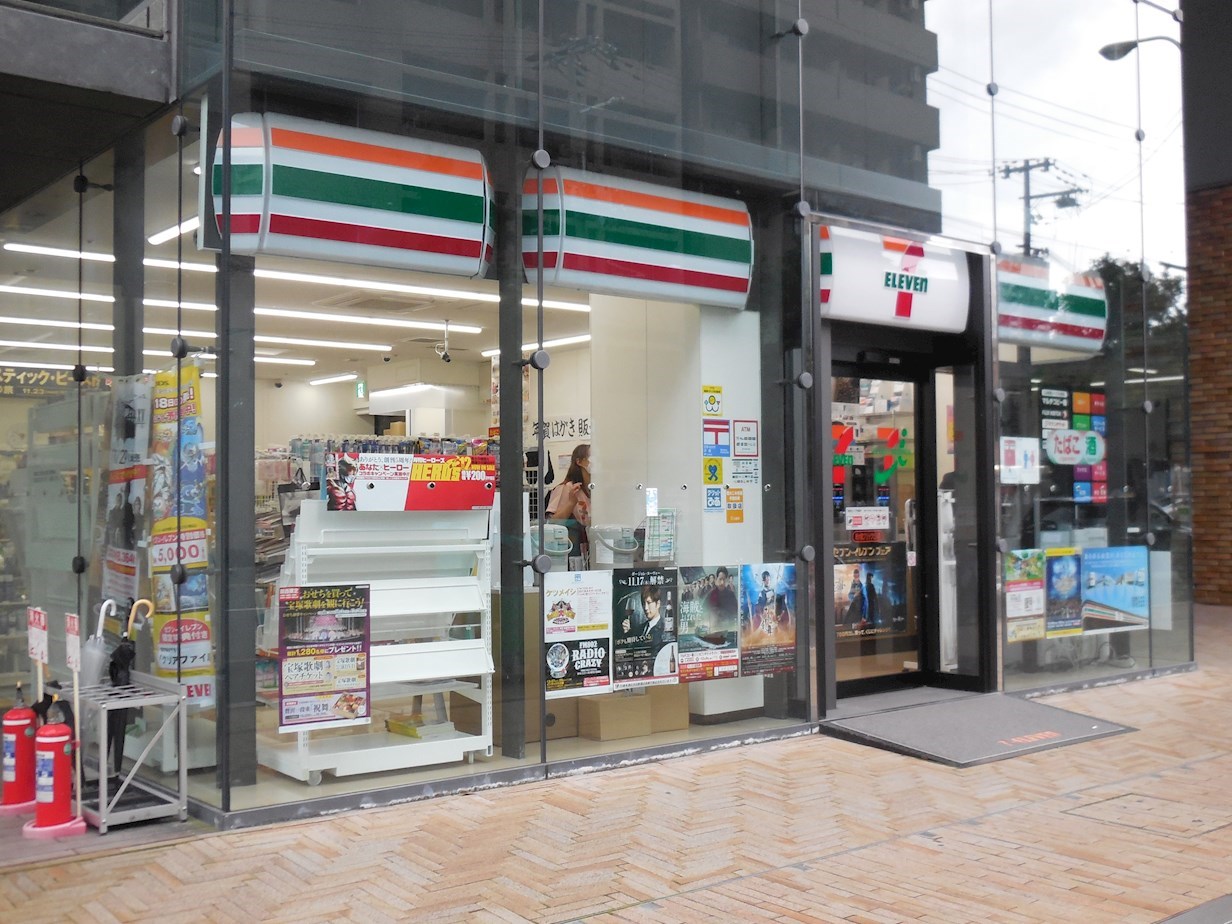 コンビ二：ｾﾌﾞﾝｲﾚﾌﾞﾝ 新大阪ﾌﾞﾘｯｸﾋﾞﾙ店　380m