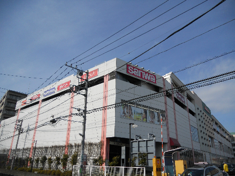 スーパー：三和 ｱﾒﾘｱ稲城ﾗﾝﾄﾞ通り店　889m
