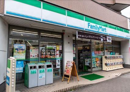 コンビ二：ﾌｧﾐﾘｰﾏｰﾄ 中葛西八丁目店　185m