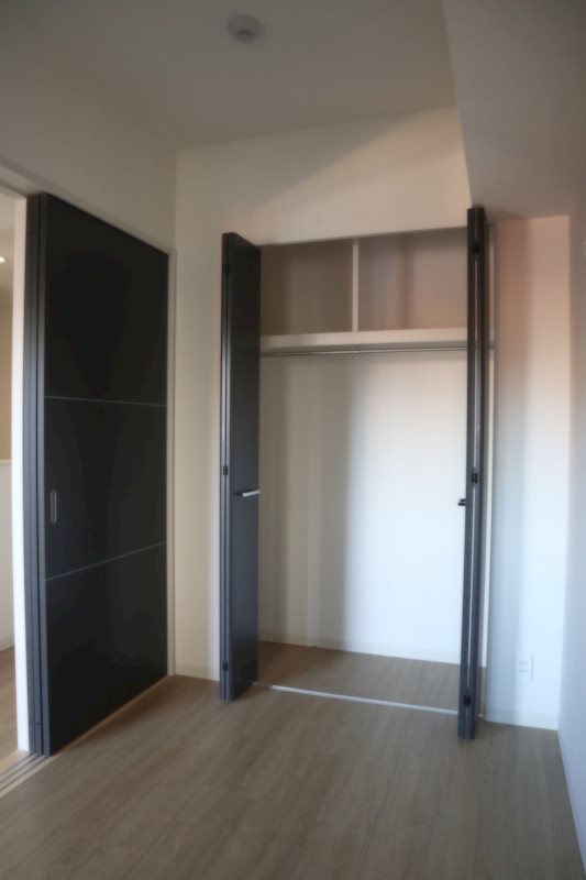 ベッドルームにあるクローゼット。