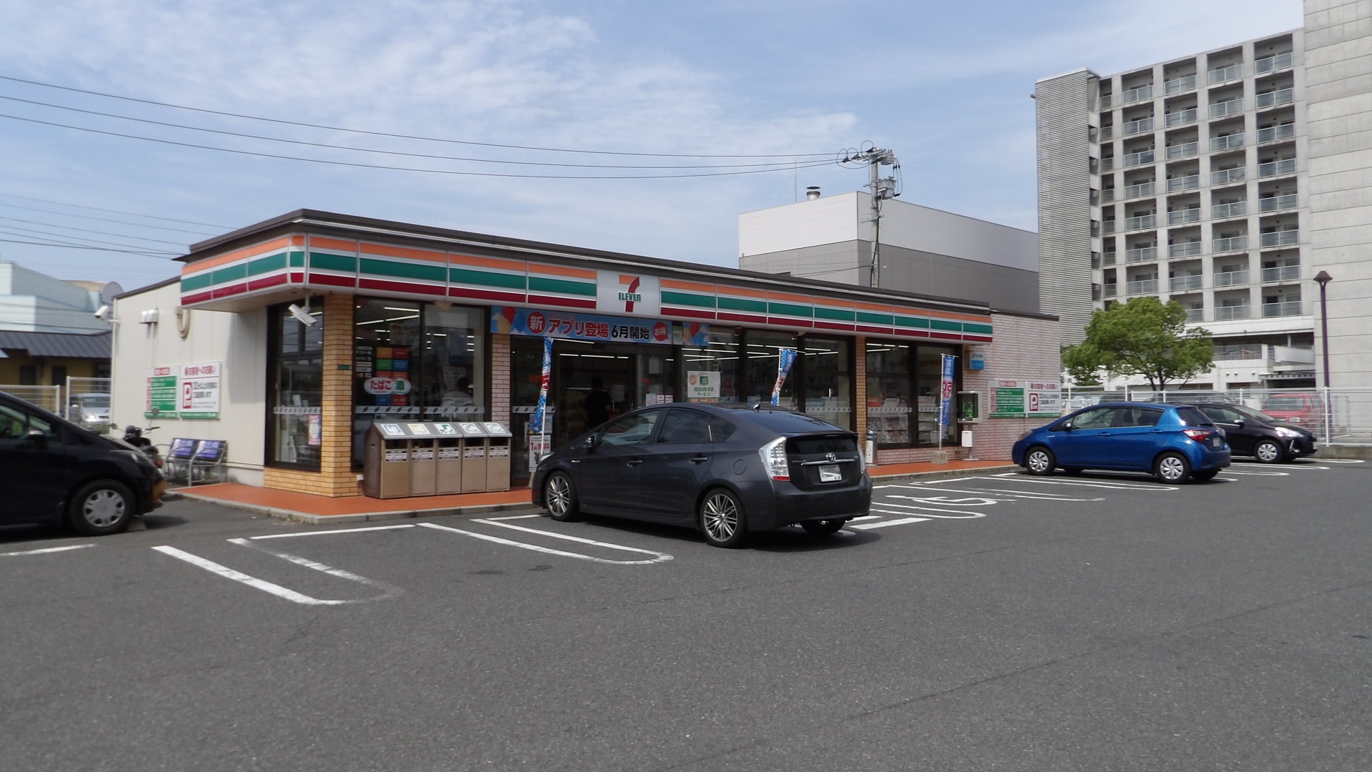 コンビ二：セブン‐イレブン 八幡陣原店　300m
