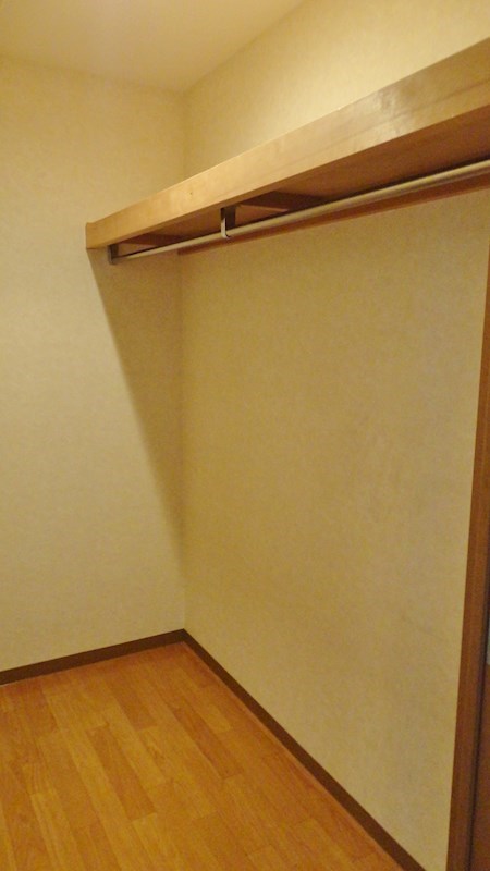 たっぷり収納できるウオークインクローゼット