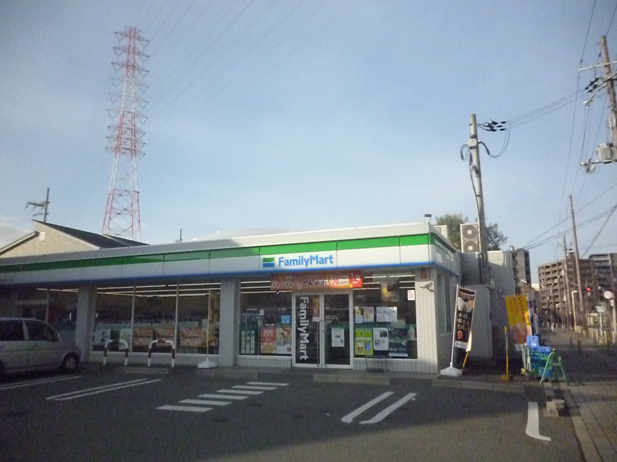 コンビ二：ﾌｧﾐﾘｰﾏｰﾄ 門真三ﾂ島三丁目店　180m